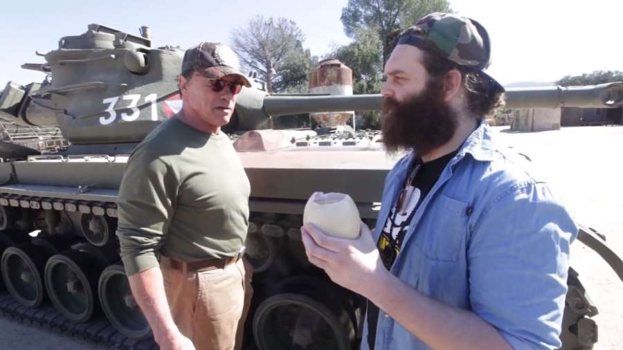 Miloval jsem řídit tank, vzpomíná Schwarzenegger