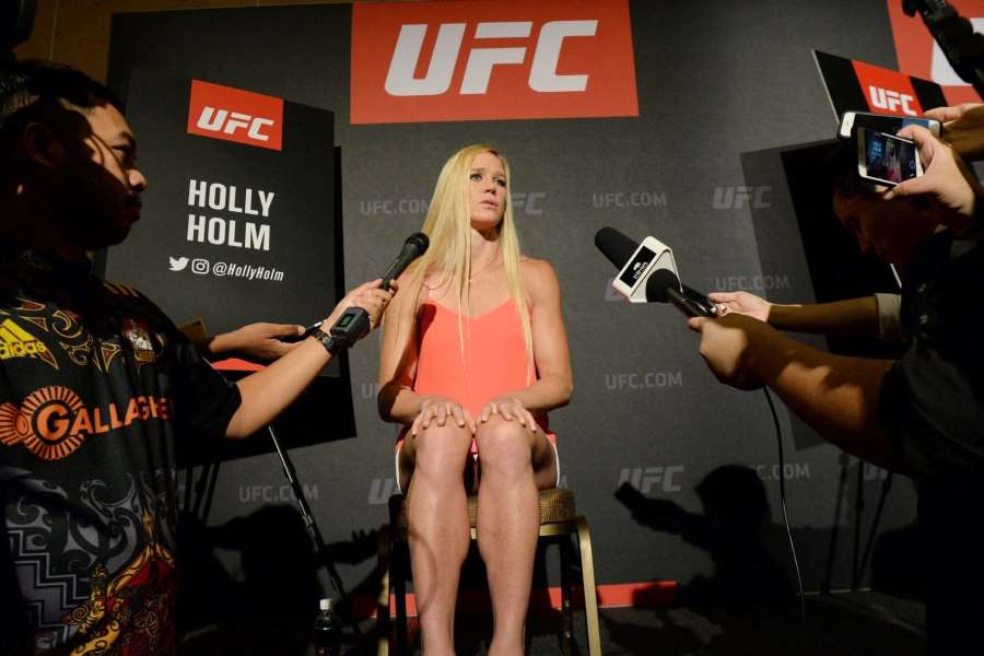 Do plavek. V 41 letech bojovnice UFC předvedla formu a regeneraci v ledové vaně