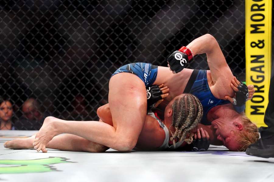 V 41 letech stále při chuti. Dámská šikana a jasná výhra v UFC