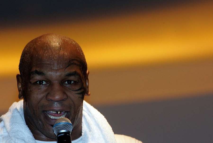 Tyson přišel do půl těla nahý. Chlubil se vyrýsovanou muskulaturou