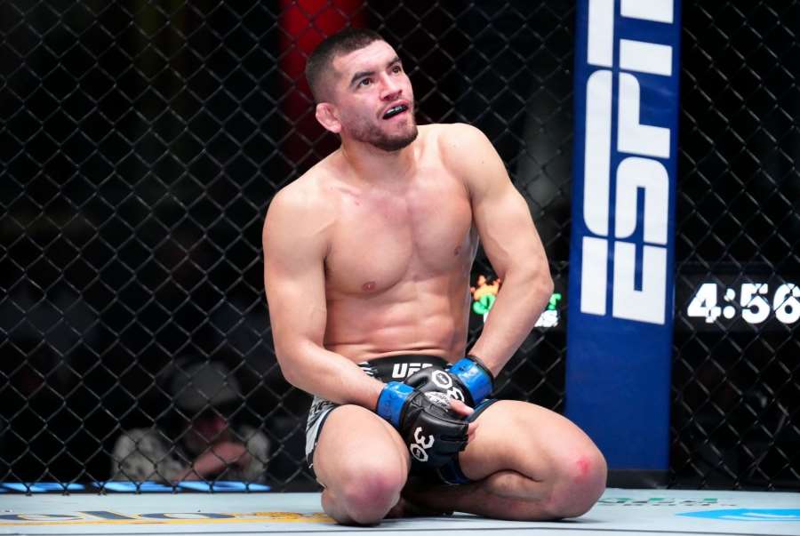 Natekla mu varlata, močil krev v nemocnici. Na tuhle řežbu v UFC Američan v dobrém vzpomínat nebude