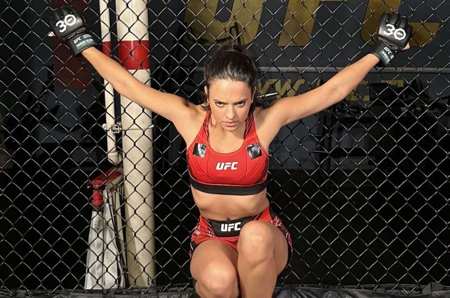 Fanoušci zažehli spor mezi půvabnými novinářkami. Šampion UFC by vášně rád uklidnil olejovou bitvou 