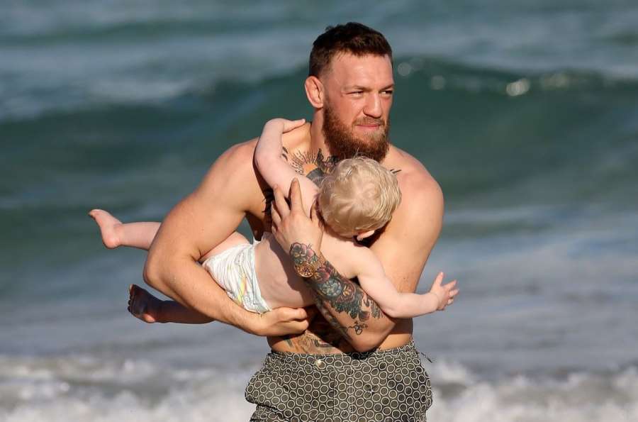 Narodil se mi chlapeček, prozradil McGregor a ukázal dojemné fotky z porodnice