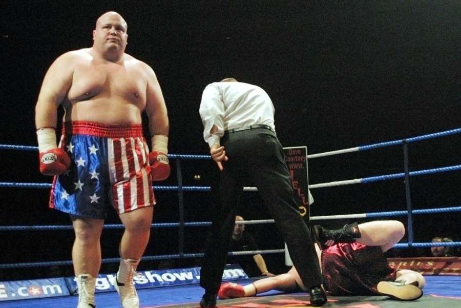 Fiasko. KO. Táta vážil skoro 200 kilo, syn boxerský debut nezvládl
