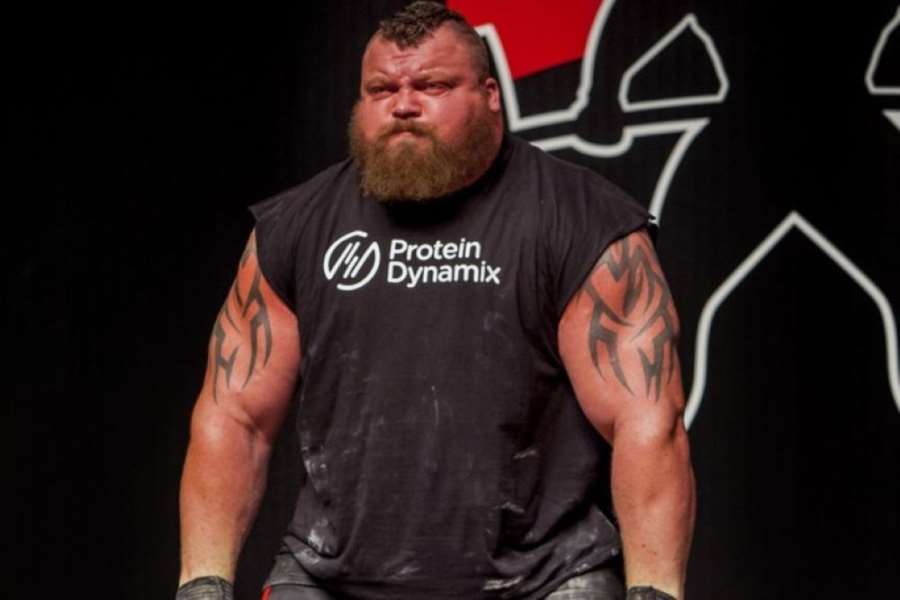Monstrum v kleci i posilovně. Šampion UFC zaskočil i bývalého nejsilnějšího muže světa