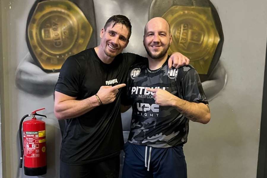 Král kickboxu se chystá na milionový turnaj, formu ladil po boku českého bojovníka