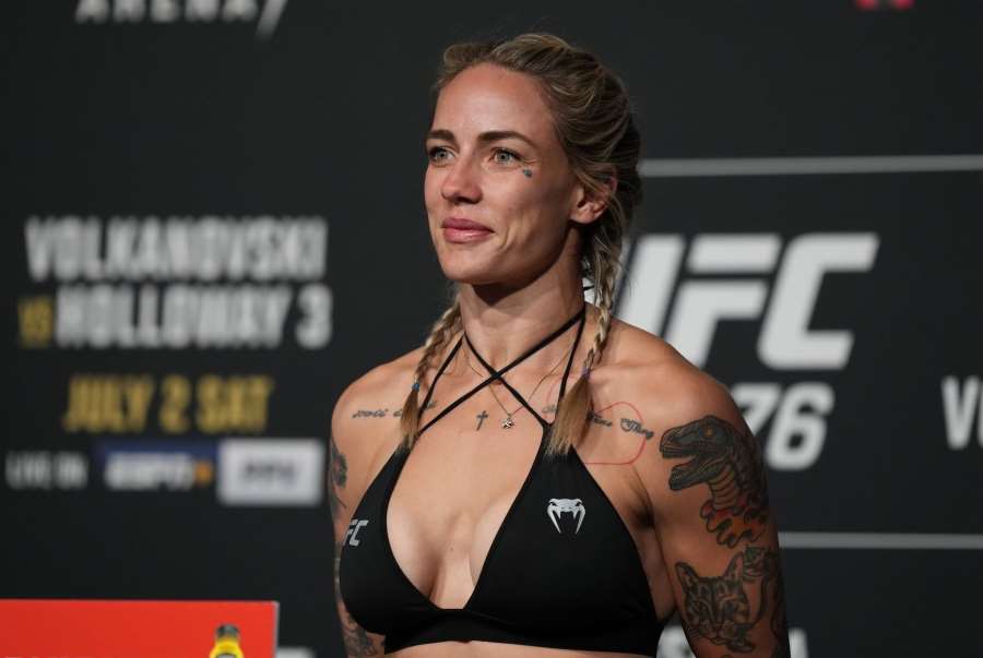 Dvojnice královny se vrací. Ebanie je ta druhá Australanka, jen s větším poprsím, usmála se bojovnice UFC