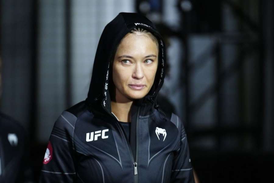 Místo lodiček rukavice. Polka z UFC ukázala po boji otlučenou tvář