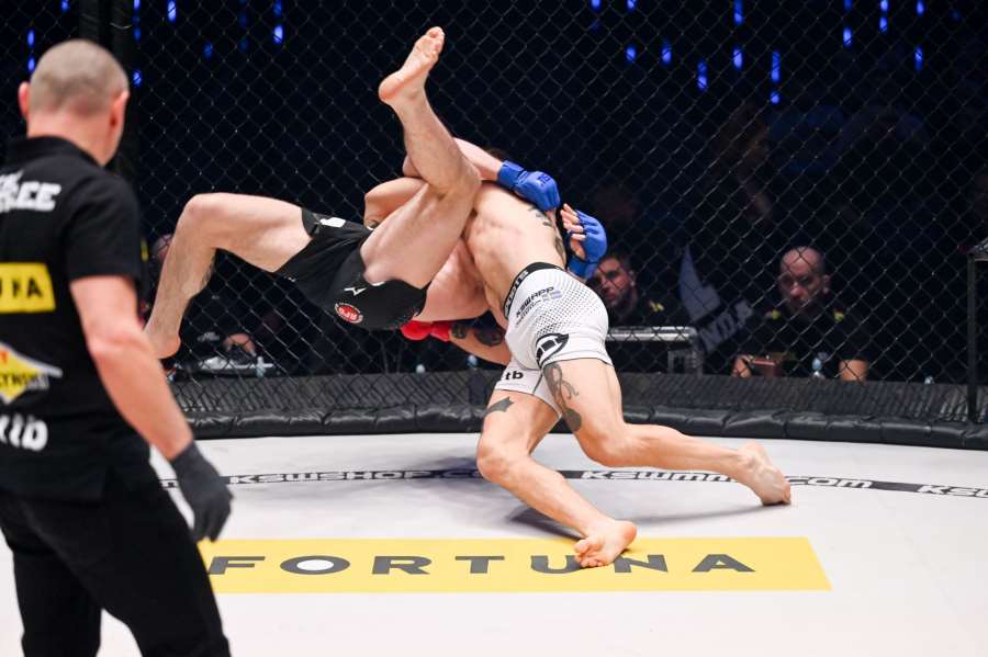 Premiéra v KSW Hoškovi zhořkla. Diváci po verdiktu pískali