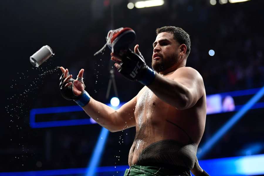 Obří pupek jen tak neschová. Oblíbenec z UFC je tlustý i na těžkou váhu