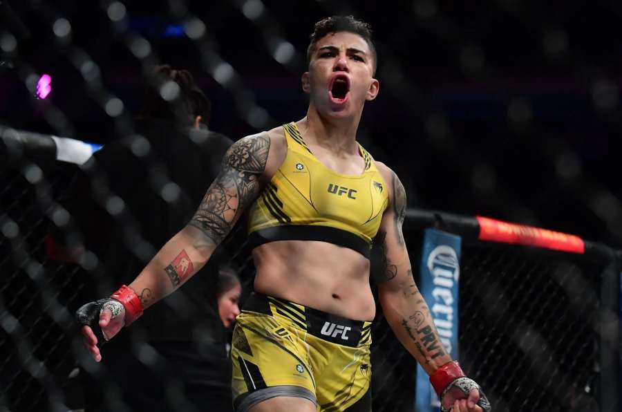 Nebezpečná kurýrka. Veteránka UFC vám doveze jídlo, tvrdé práce se nebojí 