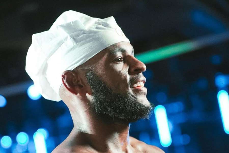 Šéfkuchař z Británie se vyznamenal. Neporaženého sundal kolenem