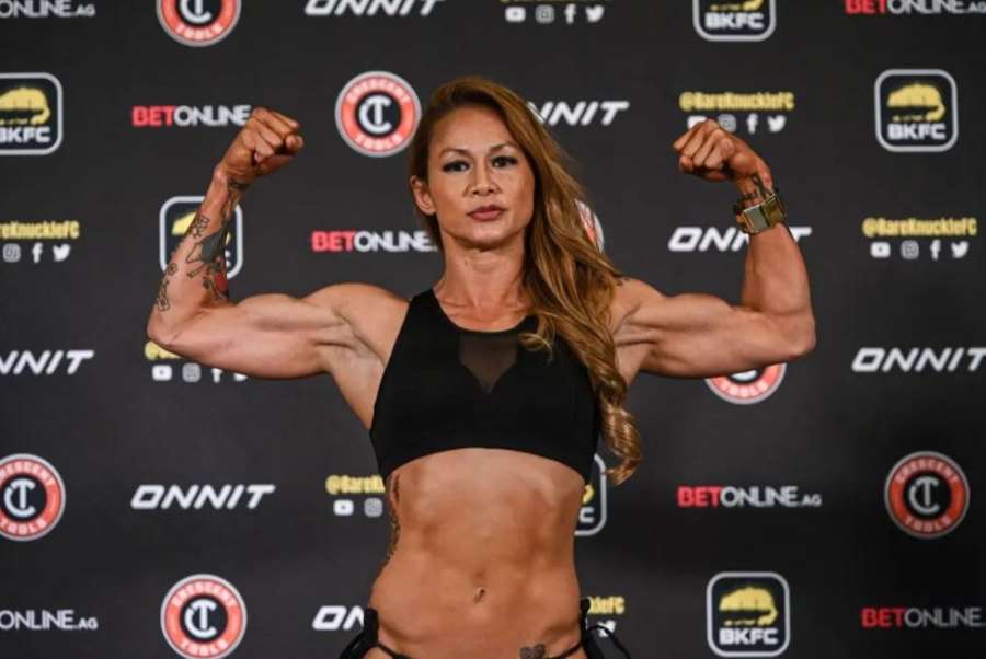 Ve 40 letech se Američanka řeže v boxu bez rukavic