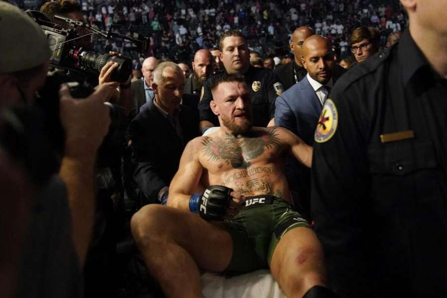 Ten muž mi zaplatí životem, křičel McGregor. Pak skončil na nosítkách 