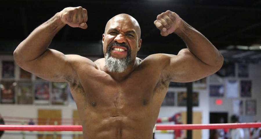 Ten kluk šokuje svět, předpovídá senzaci na úkor Mayweathera světový šampion