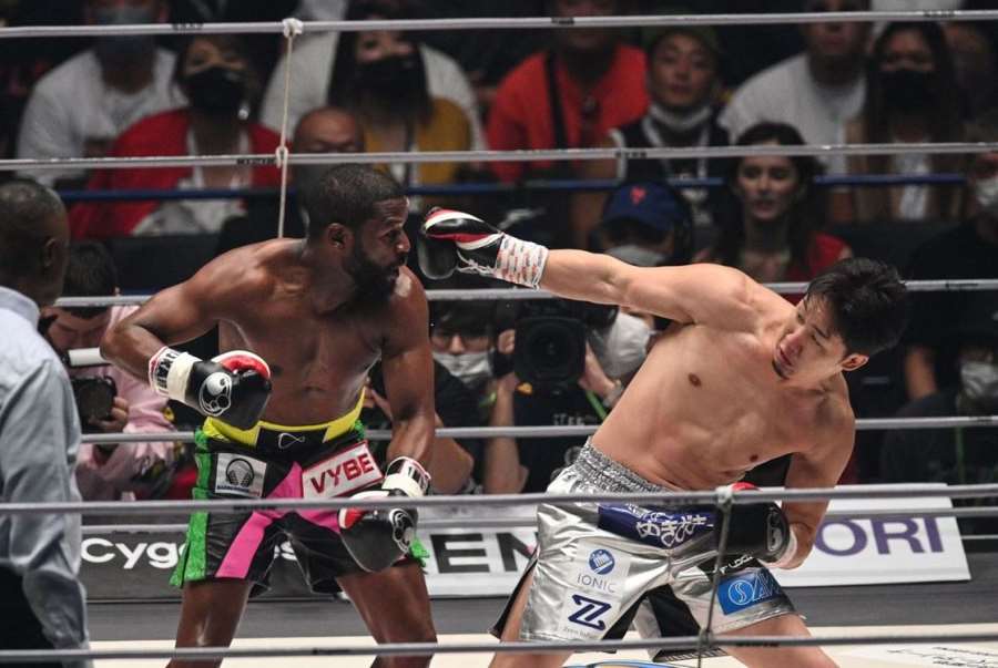 Povedená exhibice! Mayweather znovu dobyl Rizin, Japonce složil ještě před limitem