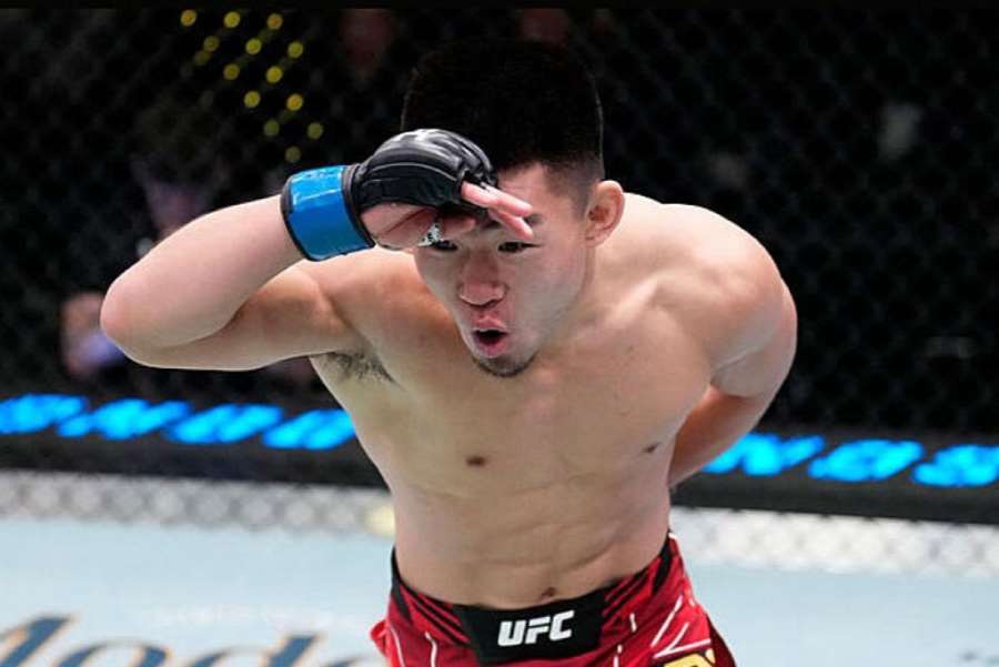 Bijec UFC schytal salvu tvrdých loktů, po boji se pustil do rozhodčího