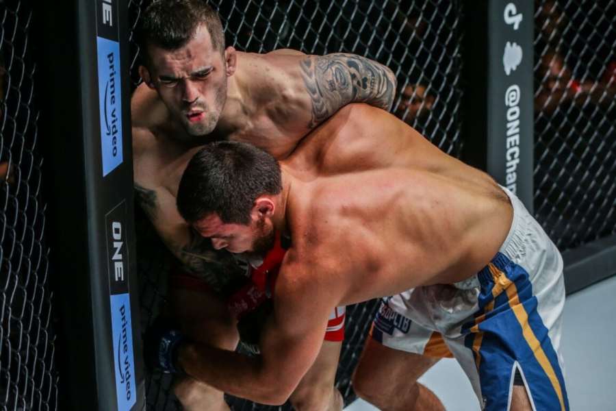 VIDEO: Demolice a TKO. Robocop prožil 20 sekund pekla. Až rozhodčí ho vysvobodil