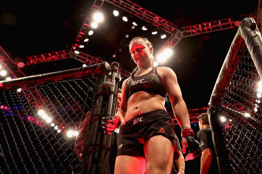 Zápasnice před UFC málem zkolabovala na váze. Limit nesplnila ani nahá