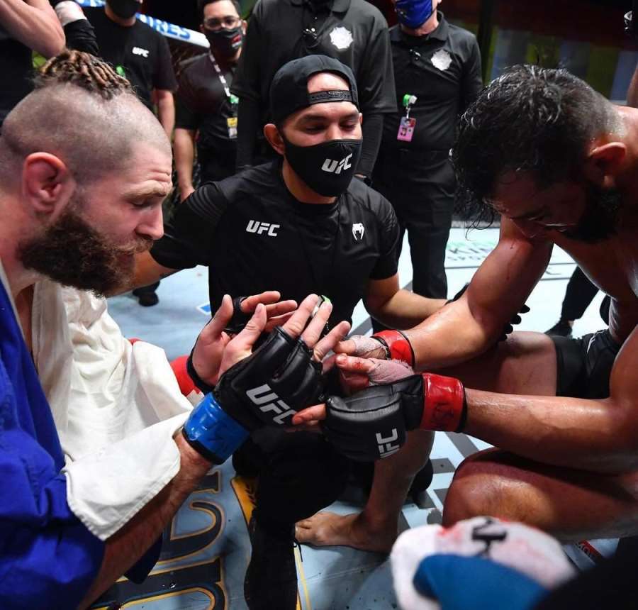 Ten chlap je jako lavina, tohle bylo brutální, šílenství, jeho kardio je zbraň. Svět MMA řeší úkaz jménem Procházka