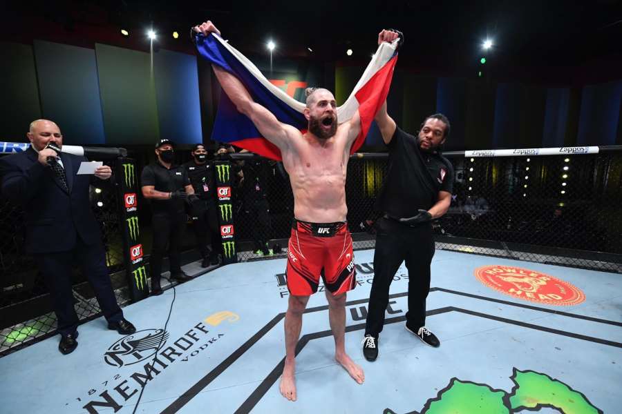Ze šatny UFC v Las Vegas. Sedíme tady a koukáme na sebe a smějeme se, byl dojatý Procházkův trenér Karaivanov