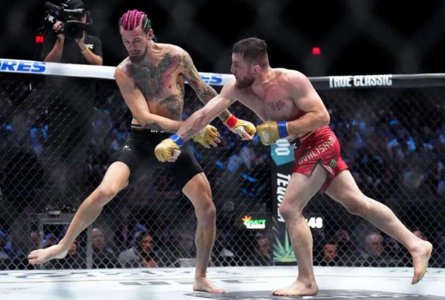 Mašina uhájila titul UFC. Ukončila amerického vyzyvatele, pak se fotila s Trumpem 