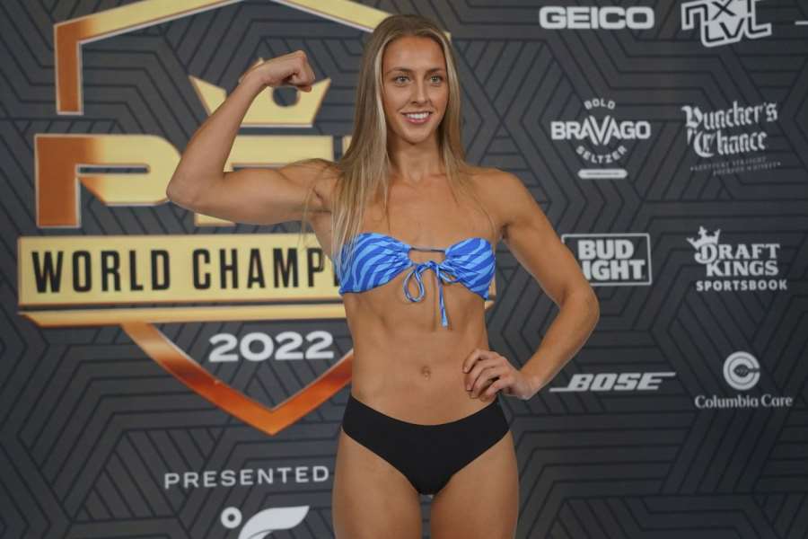 To je proměna. Neporažená MMA hvězda vyrazila do bazénu