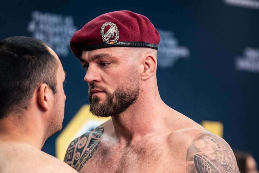 Gladiátor. Dvoumetrový obr v Oktagonu a největší favorit karty