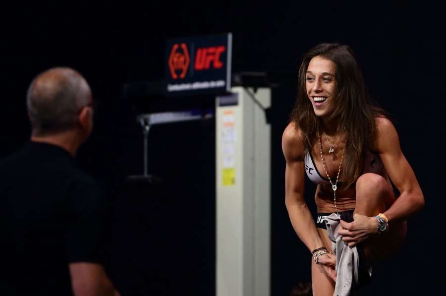 Polka lituje konce v UFC. Místo boje v kleci si odskočila natočit reklamu do sprchy