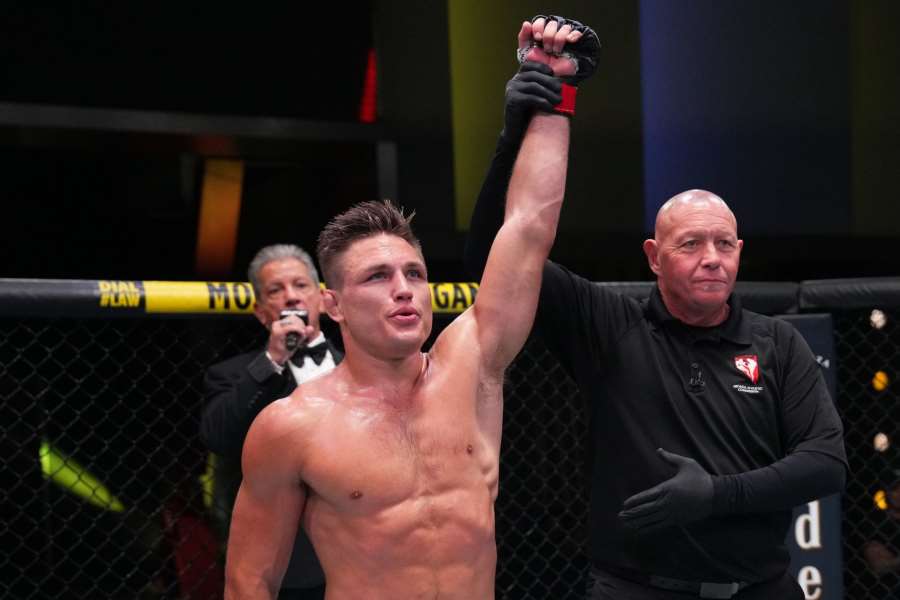 Střet gladiátorů skončil v prvním kole. Americký veterán potrestal krajana a překonal rekord UFC