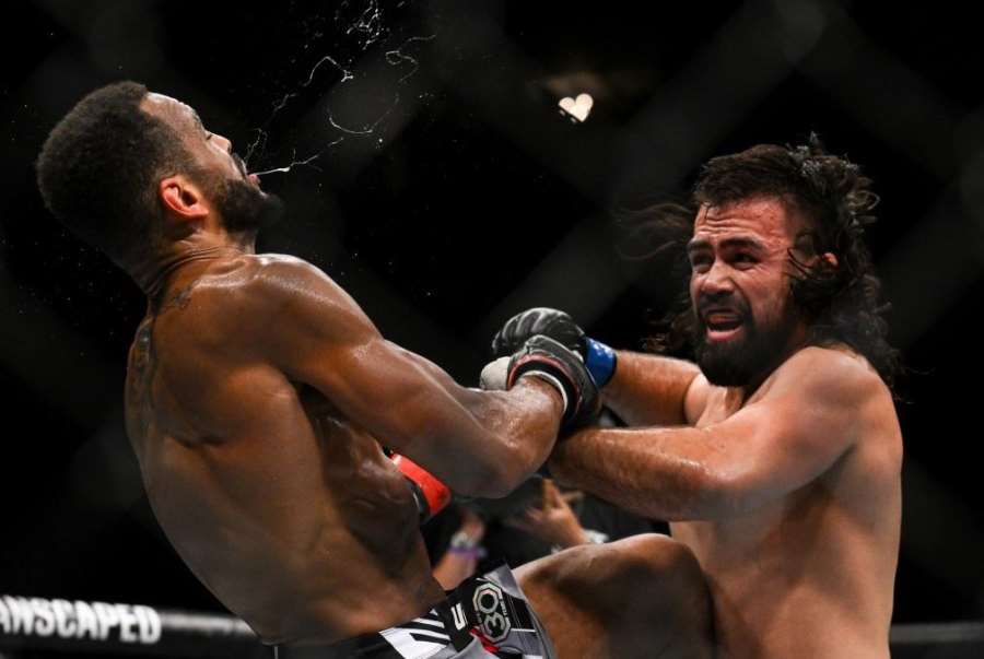 Šílenci v kleci UFC. Bitvu válečníků ukončil předčasně rozhodčí. Musel