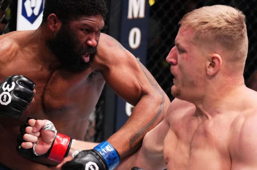 Rusova síla roste. V těžké váze UFC opět demoloval. Padl Američan