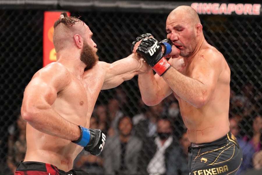 Procházka ohromil svět. Je to nejlepší zápas v historii? ptá se UFC