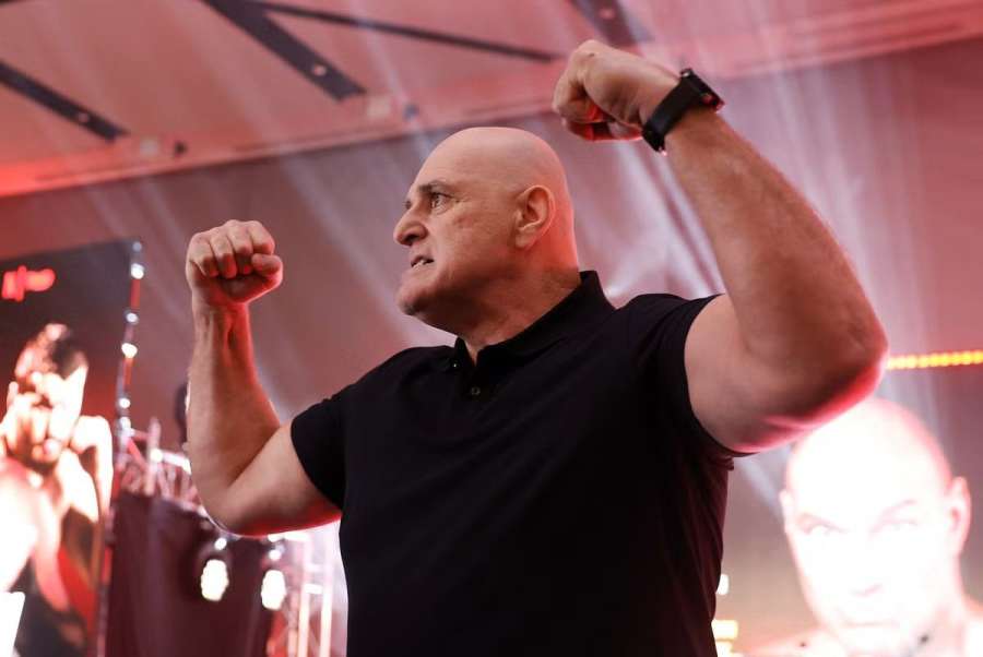 Totální úlet Furyho otce. Ve studiu sprostě řval na boxerské legendy