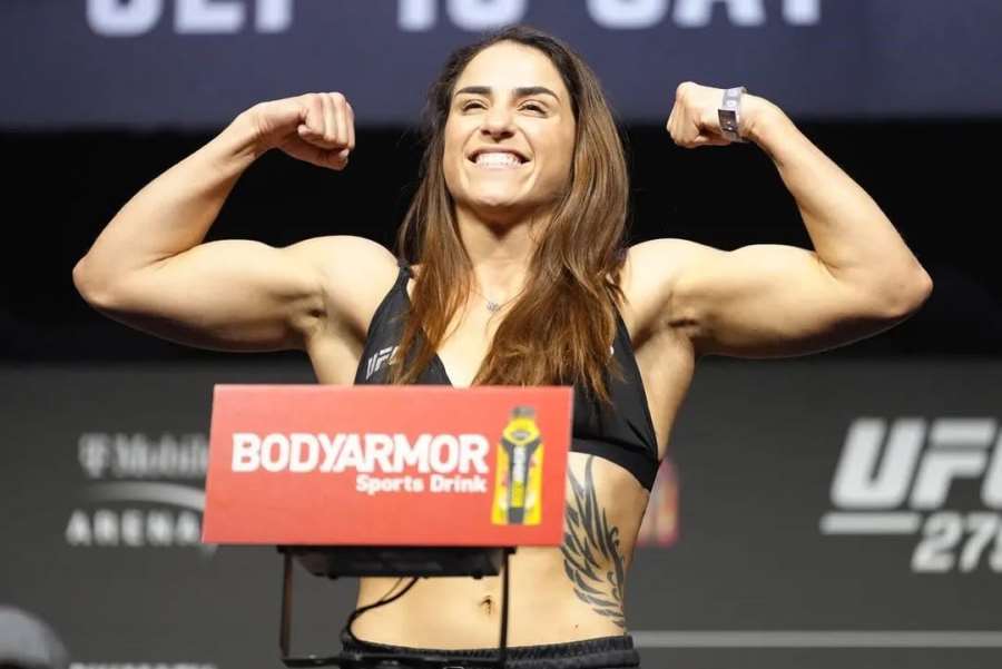 Na váhu v černém spodním prádle. Fanoušci rozebírají pozadí zápasnice UFC