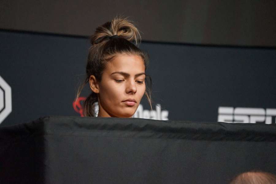 Brazilka si užívala před bitvou v UFC. V bikinách ukázala i opěvované pozadí