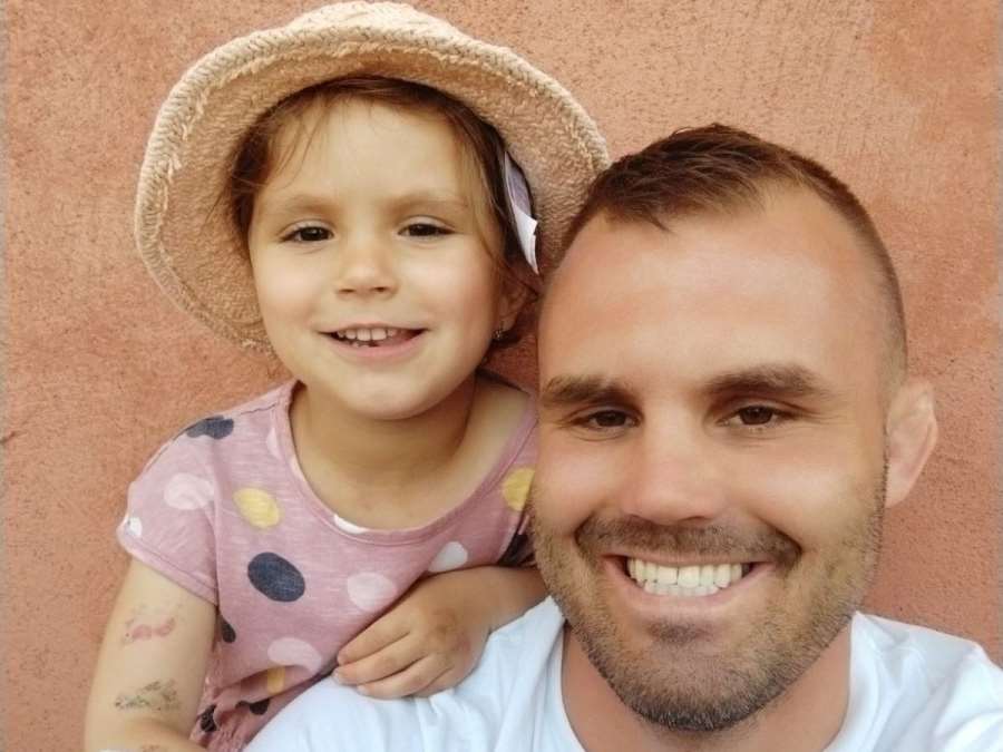 Miluje svou dceru, chce ji dát všechno. Táta jde po třech letech do klece
