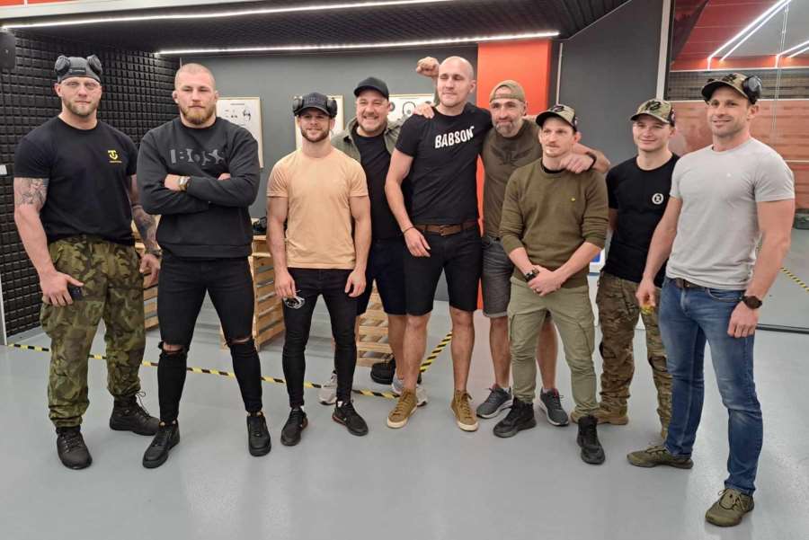 Před výjimečnou bojovou akcí setkání, kde se pálilo ostrými
