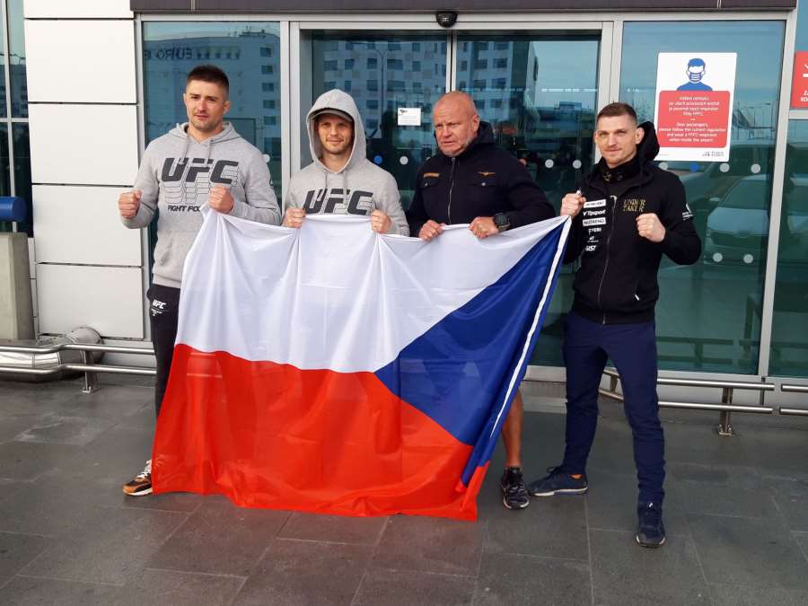 Dvořáka čekají v USA dvě mise: box a MMA. Odletěl s českou vlajkou v batohu