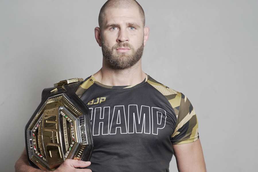 Stylové záběry z Procházkovy historické chvíle. UFC titul a pohled do zákulisí