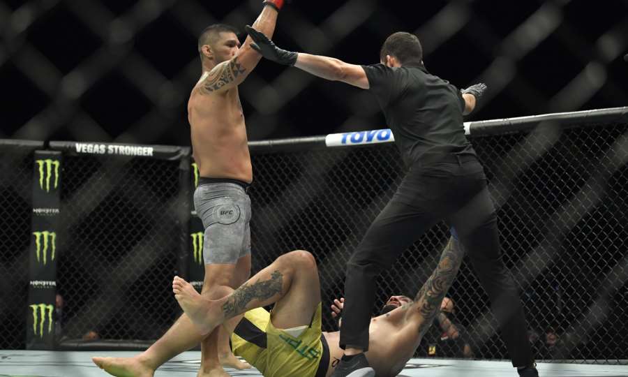 Polibek smrti. Pravý hák a šel do vrtule. V UFC Hurikán trefil nekompromisní KO