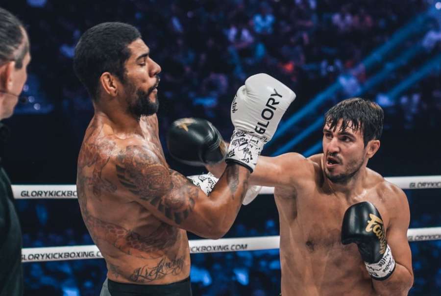 Připravuje se na řežbu v postoji. Pereirův sok drtí formu s jeho přemožitelem  