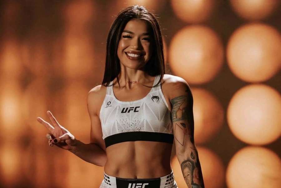 Fandové šílí. Kráska z UFC se před bojem předvedla v bikinách