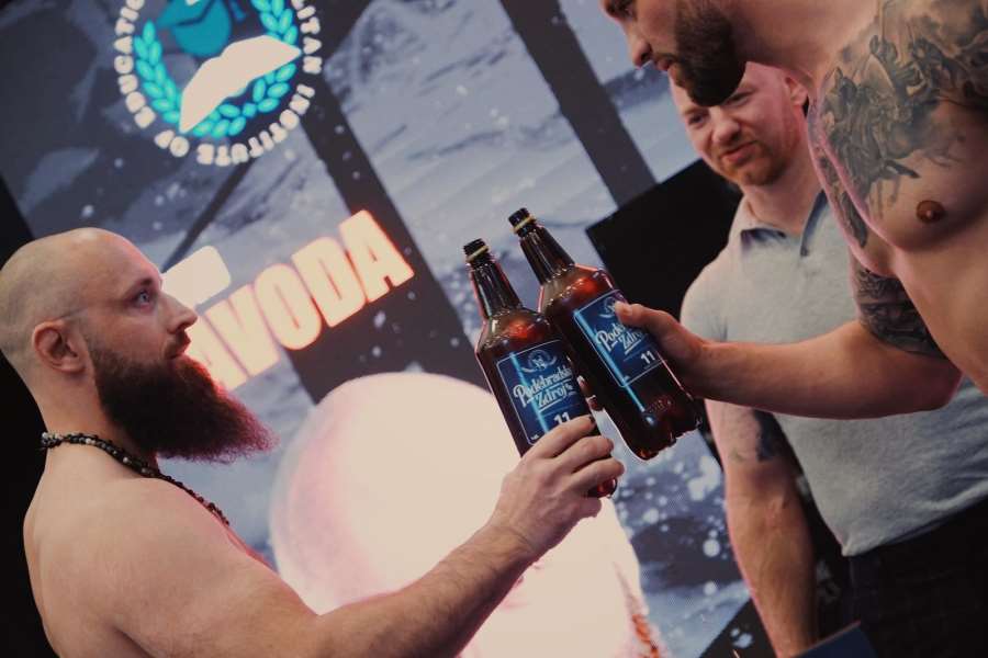 Pohodička, úsměvy, teplé pivko a horalka. Dneska si už půjdou po krku