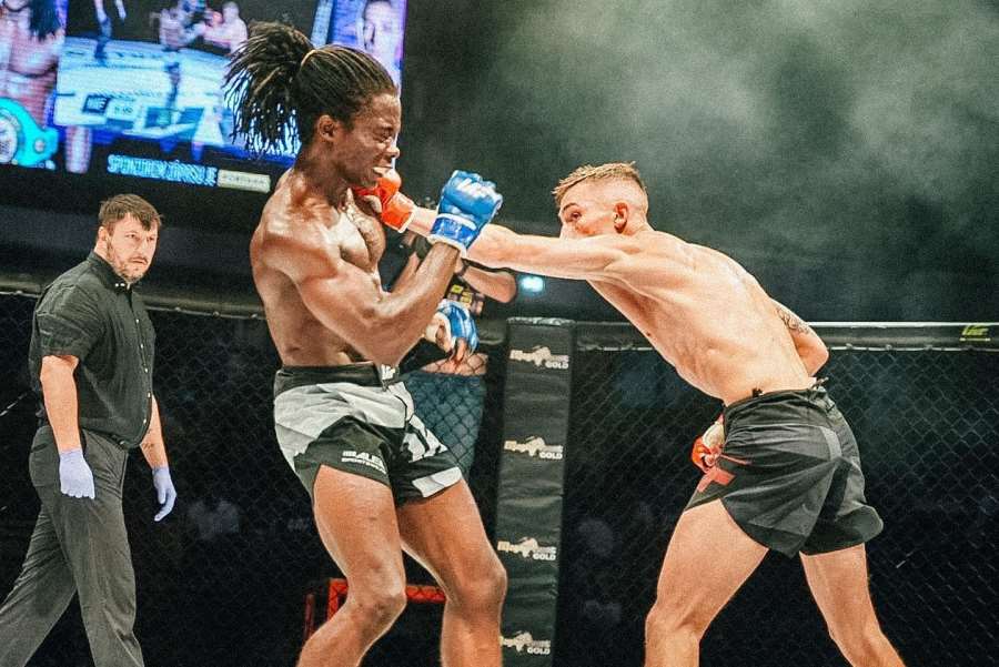 Schytal bomby a pořád stál, přesto český talent vyškolil neporaženého Afričana