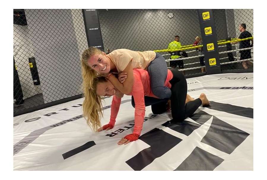 Superhrdinka Ledecká vybojovala na OH zlato. Dříč a talent i v bojových sportech. Jak kope?