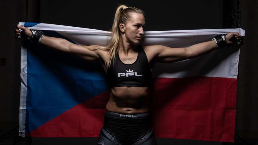 Slečna sympatie se zkušenostmi z UFC. Tohle je soupeřka Jindrové v PFL