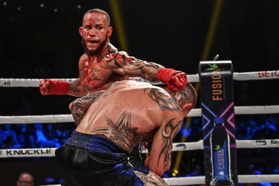 Zuřivec byl v ráži, nemohl se dočkat staredownu. Pak vyfasoval facku a ochranka měla práci