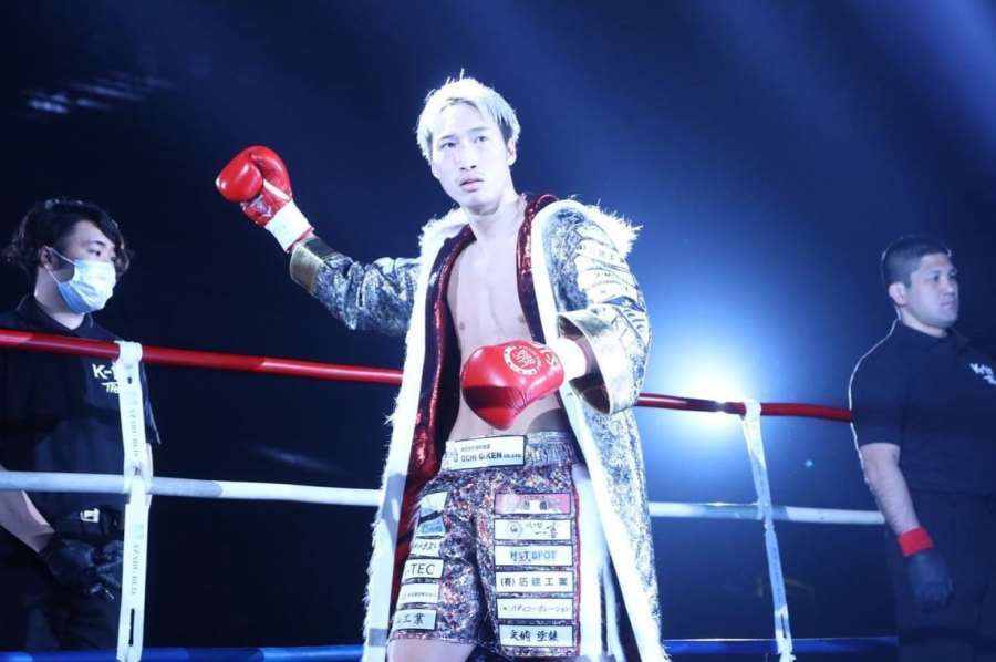 VIDEO: Odvážlivci z ulice vyrušili elitního kickboxera v tréninku. Tak jim naložil