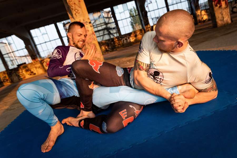 Stačí vteřina! Byla nebezpečná páka na koleno nasazena moc rychle?